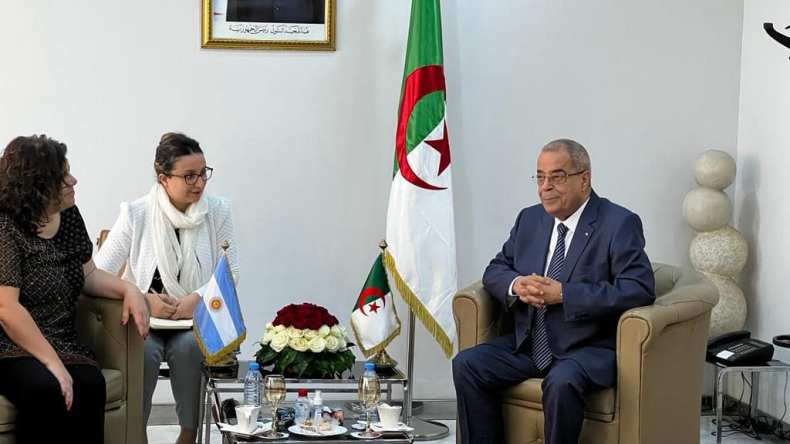 الجزائر والأرجنتين تسعيان لإنتاج مواد صيدلانية مبتكرة