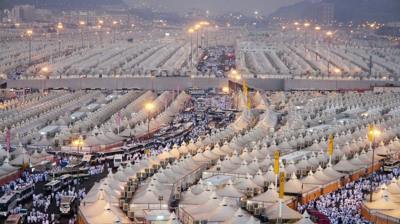 بداية مناسك الحج.. الحجاج يتوجهون إلى صعيد منى لقضاء يوم التروية