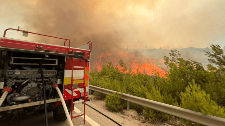 أكبر عملية إجلاء في تاريخ اليونان بسبب حرائق الغابات