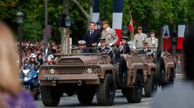 Emmanuel Macron hué en plein défilé du 14 juillet à Paris