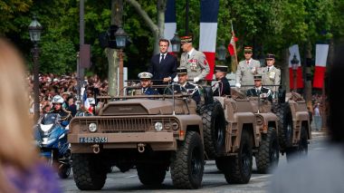 Emmanuel Macron hué en plein défilé du 14 juillet à Paris