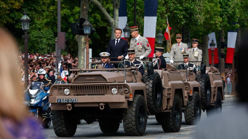 Emmanuel Macron hué en plein défilé du 14 juillet à Paris