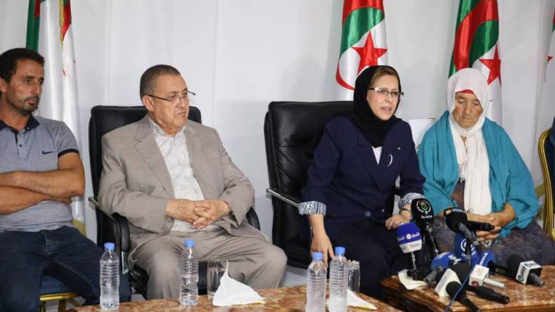 وزيرا الداخلية والتضامن يقدمان التعازي لـ 17 عائلة ببجاية (صور)