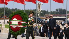 الرئيس تبون يضع باقة من الزهور في نصب أبطال الشعب الصيني (صور)