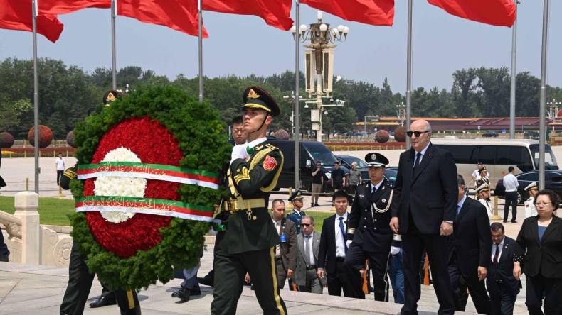 الرئيس تبون يضع باقة من الزهور في نصب أبطال الشعب الصيني (صور)