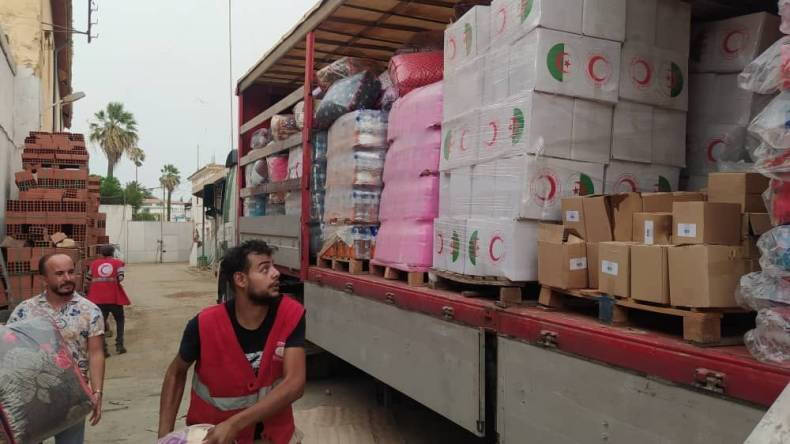 الهلال الأحمر الجزائري يوجّه 4 قوافل من المساعدات للمتضرّرين من الحرائق