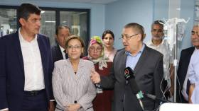 وزير الداخلية يتفقد المصابين بمستشفى “الحروق الكبرى” (صور)