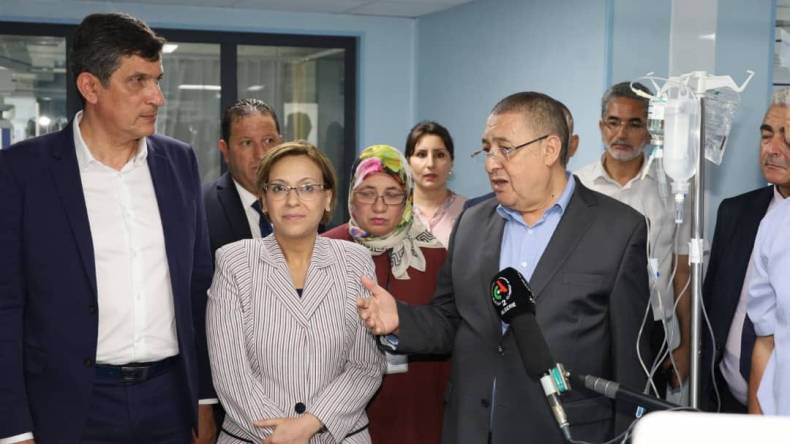 وزير الداخلية يتفقد المصابين بمستشفى “الحروق الكبرى” (صور)