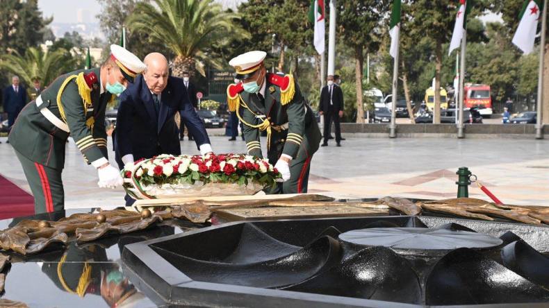 بالفيديو.. رئيس الجمهورية يترحم على شهداء الثورة بمقام الشهيد