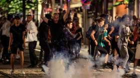 Émeutes après la mort de Nahel: Macron envisage de sanctionner les familles