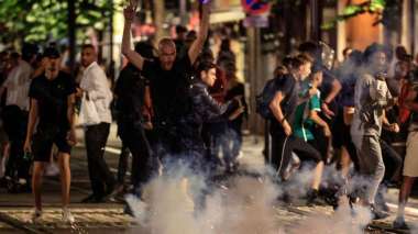 Émeutes après la mort de Nahel: Macron envisage de sanctionner les familles