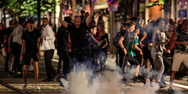 Émeutes après la mort de Nahel: Macron envisage de sanctionner les familles