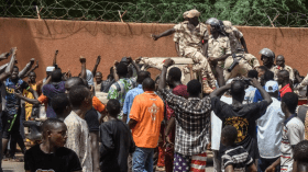 النيجر: متظاهرون يهاجمون سفارة فرنسا ويرفعون العلم الروسي عليها (فيديو)