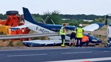 Paris: Un avion termine sa course dans l’autoroute