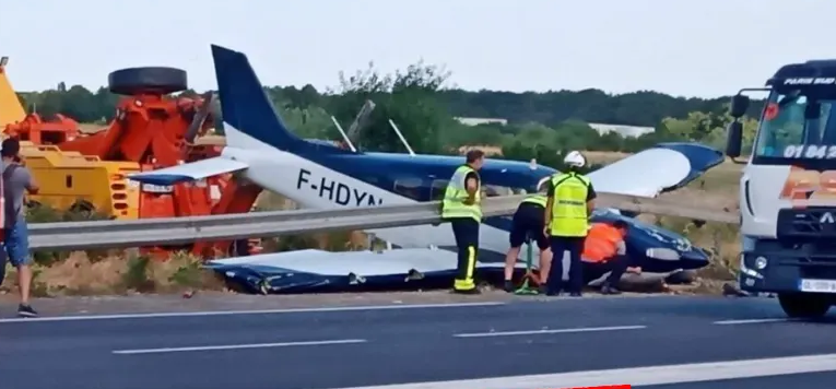 Paris: Un avion termine sa course dans l’autoroute