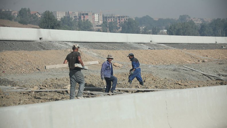 بناؤون “يجاهدون” في عزّ الصيف من أجل لقمة العيش