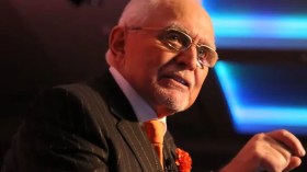 شاهد.. رجل الترليون دولار يتصدر الترند بنصيحة حول السعودية