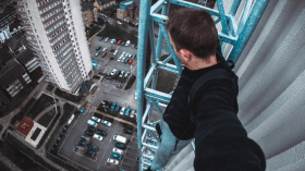 بسبب “سيلفي”.. مصرع مغامر فرنسي بعد سقوطه من الطابق الـ68