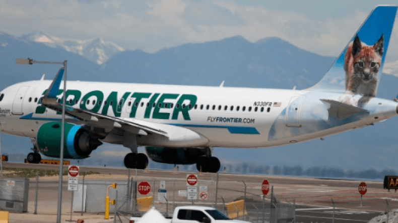 طائرة تغيّر مسارها بسبب فعل قامت به سيدتان