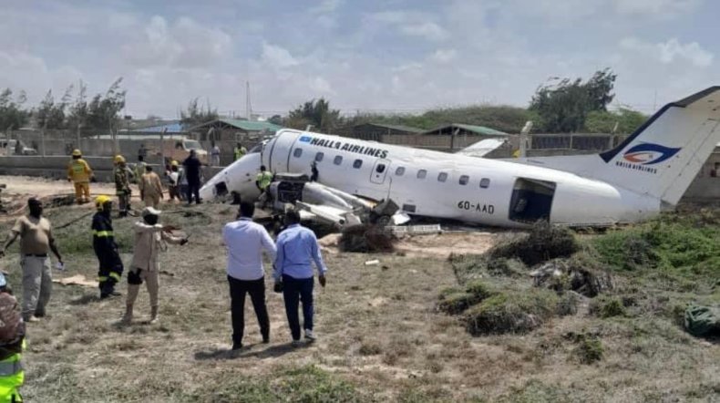 vidéo: L’atterrissage brutal d’un avion à Mogadiscio