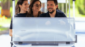 جدل بشأن جلوس الملكة رانيا خلف الأميرة رجوة في السيارة!  