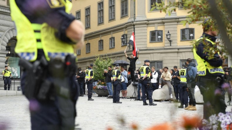 Suède: deux hommes brûlent une copie du Saint Coran