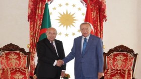 Le président Tebboune accueilli à Istanbul par son homologue turc