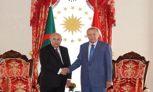 Le président Tebboune accueilli à Istanbul par son homologue turc