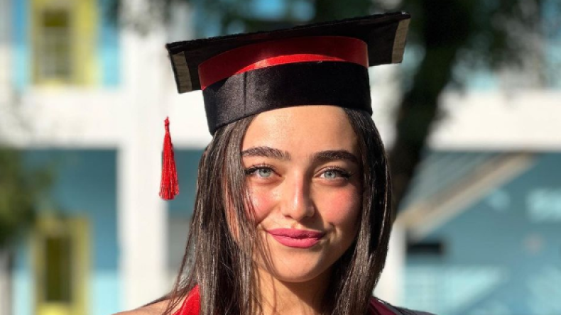 إيناس عبدلي تنشر صور الاحتفال بنجاحها في البكالوريا وتثير الجدل!