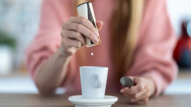 هل الأسبارتام مادة مسرطنة؟.. صراع الوكالات العالمية يربك المستهلكين!