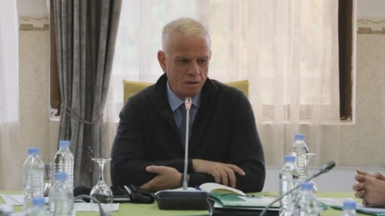 غريبة جدّا اللّقطة.. القناة الإذاعية الأولى تُشهر سيفها في وجه زفيزف!