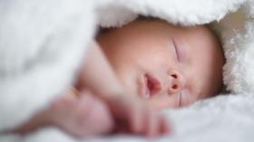 تعرّف على خطأ قاتل يرتكبه الآباء عند وضع الأطفال في الفراش!