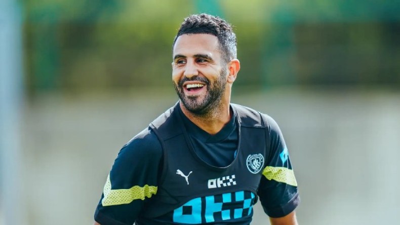 بِالفيديو: أنصار الأهلي السعودي يهتفون بِاسم محرز