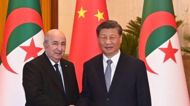 رئيس الجمهورية عبد المجيد تبون يستقبل من قبل نظيره الصيني بقصر الشعب ببكين