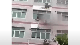 فيديو يحبس الأنفاس لأم تلقي برضيعتها من الطابق الرابع لحمايتها من النيران