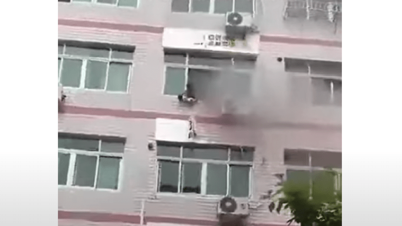فيديو يحبس الأنفاس لأم تلقي برضيعتها من الطابق الرابع لحمايتها من النيران