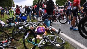 Tour de France: le spectateur à l’origine de la chute massive dans le peloton identifié