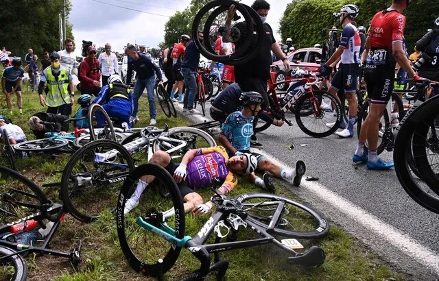 Tour de France: le spectateur à l’origine de la chute massive dans le peloton identifié