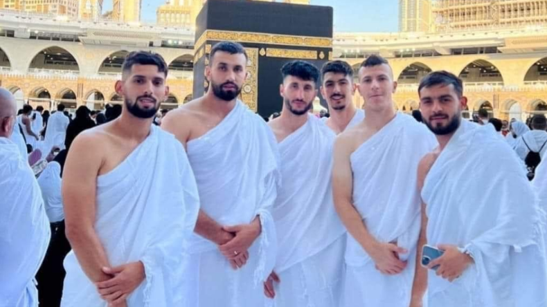بالصور.. لاعبو شباب بلوزداد يؤدون مناسك العمرة