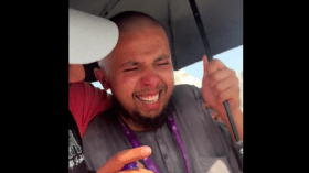 بعد أداء فريضة الحج.. شاب يأسر القلوب بدموعه لوداع مكة فهل سيعود؟