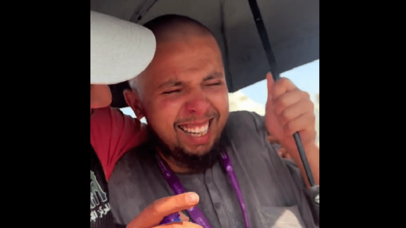 بعد أداء فريضة الحج.. شاب يأسر القلوب بدموعه لوداع مكة فهل سيعود؟