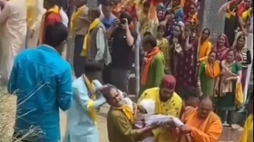 “حرق العُزّاب الذين تجاوزوا سنّ الثلاثين في الهند”.. فيديو صادم هذه حقيقته!