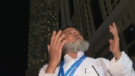 بالفيديو.. هذه قصة المرأة التي أرادت أن يحج ابنها 40 مرة!