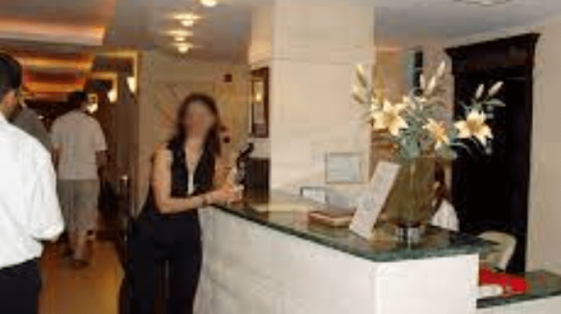 منع مغربيات من الإقامة بالفنادق يثير جدلا واسعا.. وهذا تعليق حكومة بلادهن!