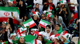 المشجعات الإيرانيات يعدن إلى الملاعب في بلادهن