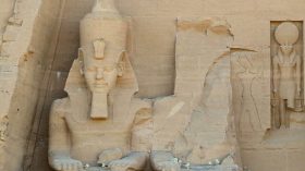 La Suisse restitue à l’Égypte un bout de statue de Ramsès II