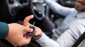 المغتربون ينعشون سوق كراء السيارات في الجزائر