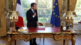 “إصبع مقطوعة” على مكتب ماكرون.. الإليزيه يرفض التعليق