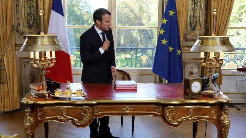 “إصبع مقطوعة” على مكتب ماكرون.. الإليزيه يرفض التعليق