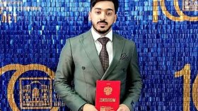 نصر الدين.. جزائري ينال شهادة التميز في الطب بروسيا